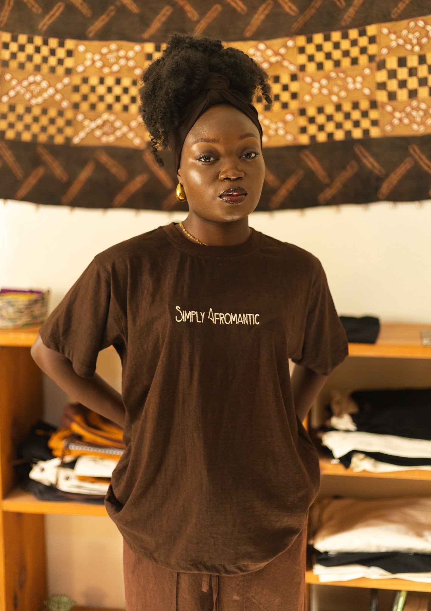 Embroidered T-shirt "Simply Afromantic" Brown