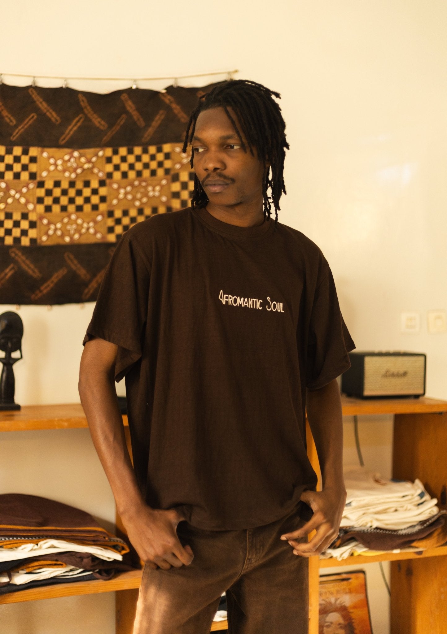 Embroidered T-shirt "Simply Afromantic" Brown