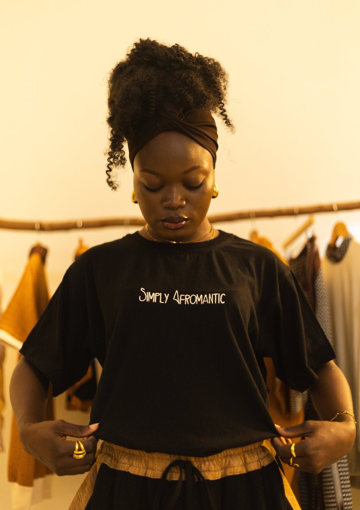 T-shirt brodé "Simply Afromantic" Noir - SOKOLATA CLOTHING