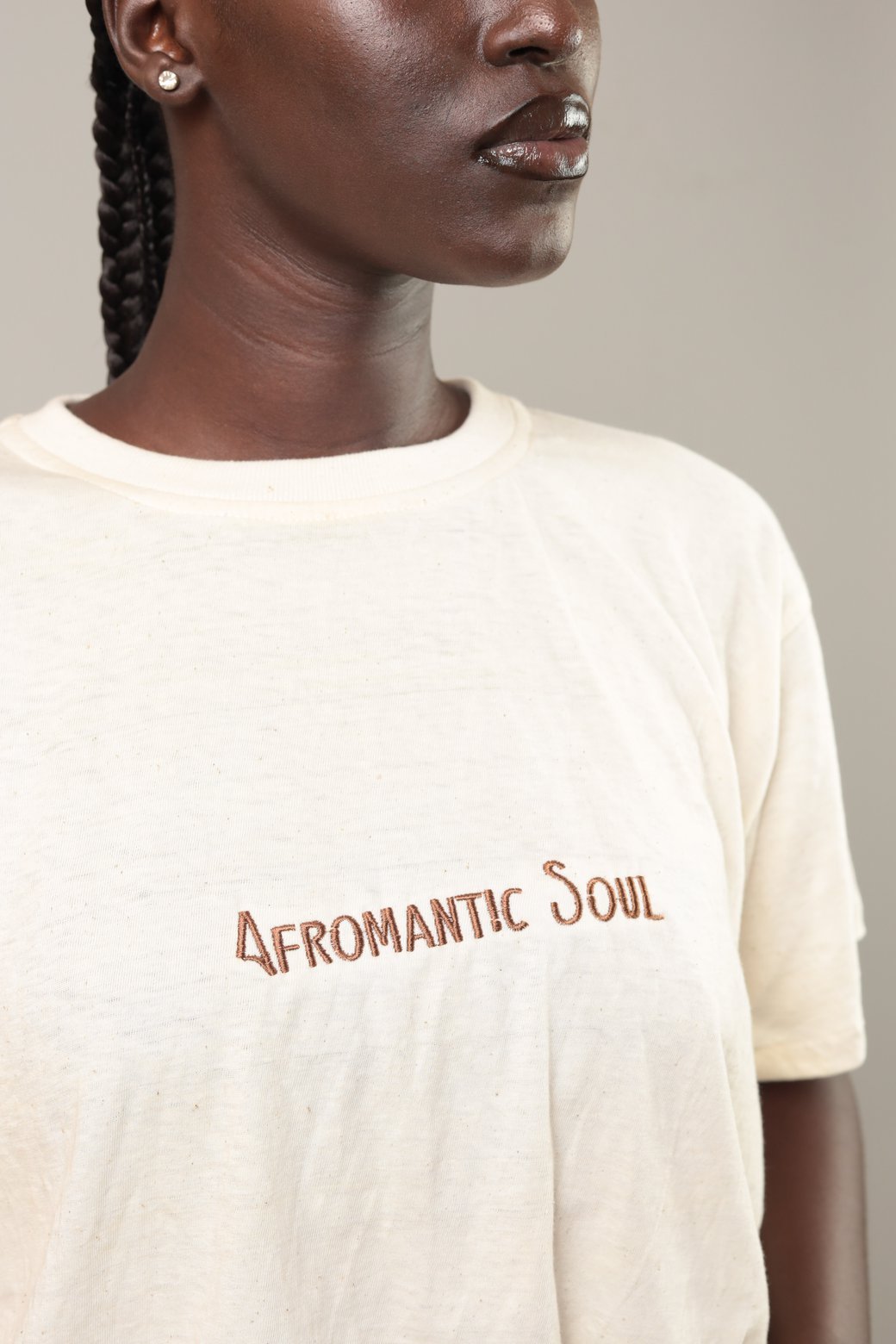 Tshirt brodé "Afromantic Soul" Ecru - SOKOLATA CLOTHING