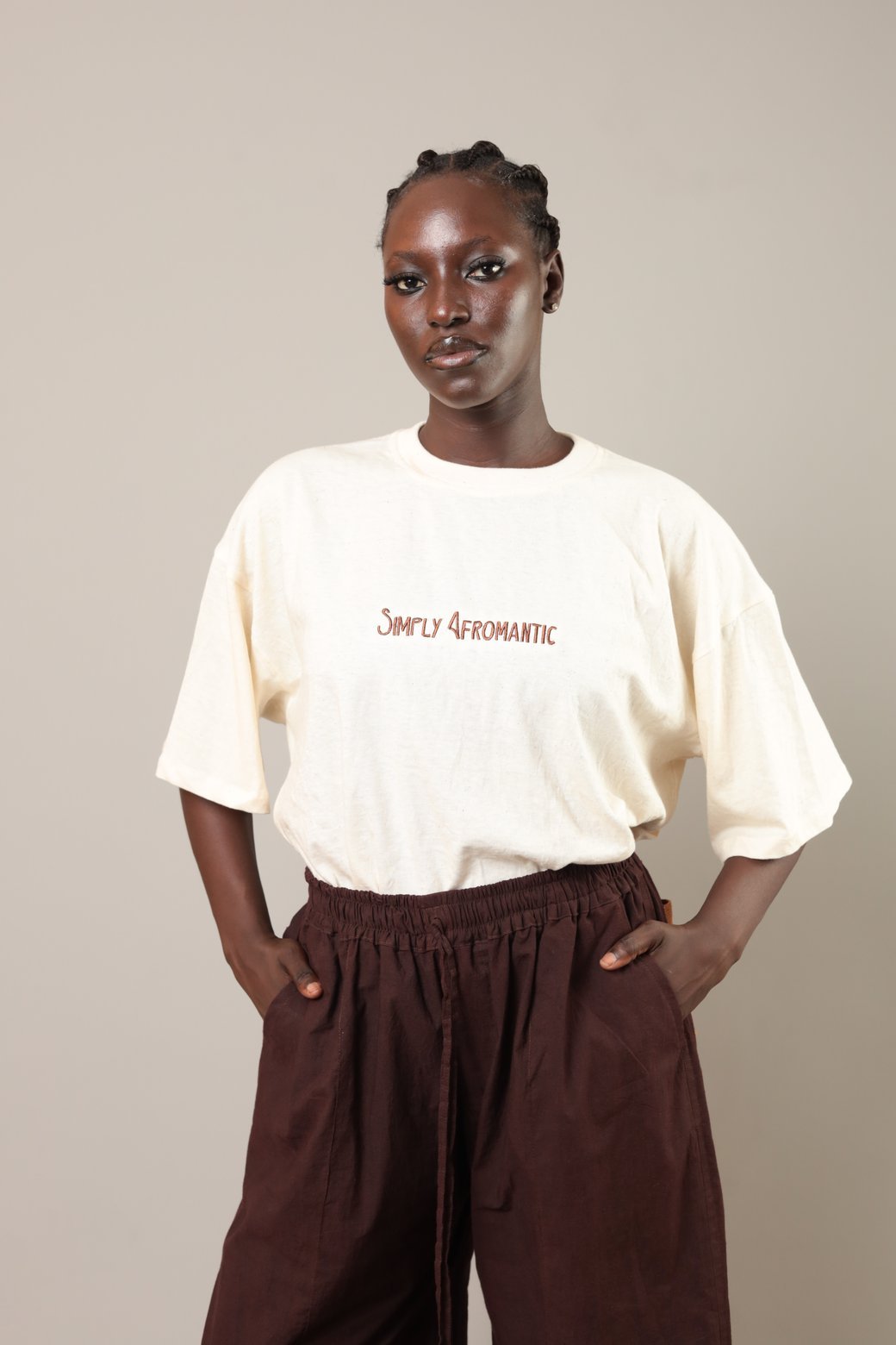 Tshirt brodé "Simply Afromantic" Ecru - SOKOLATA CLOTHING