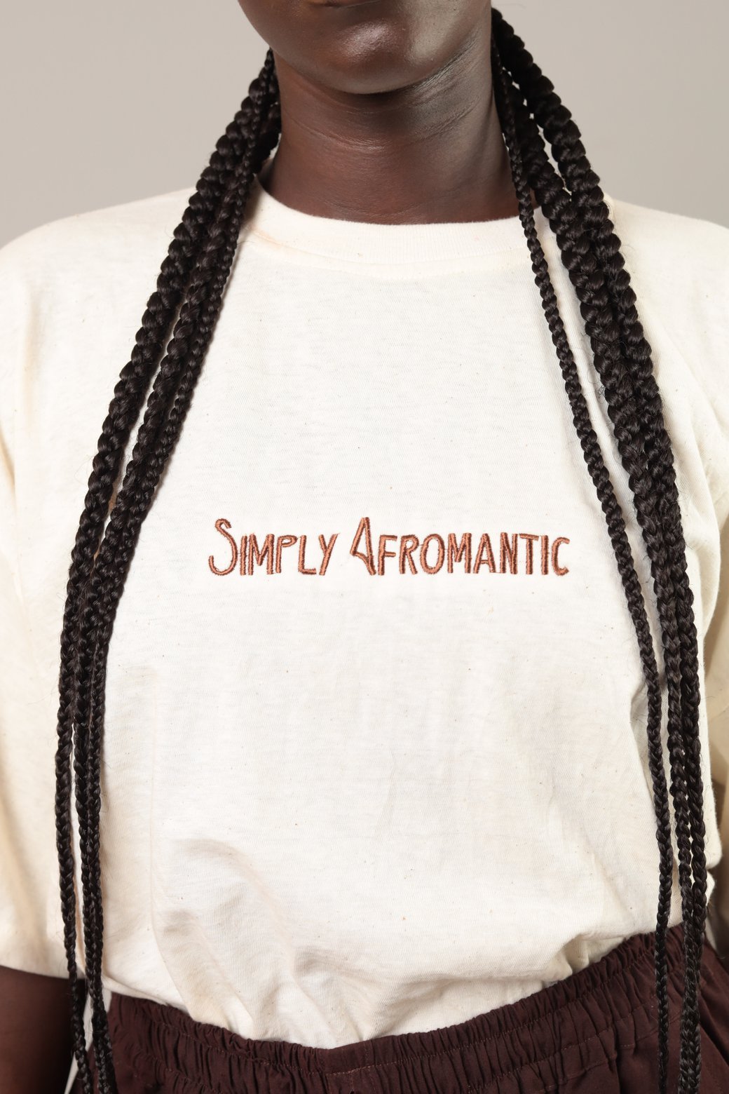 Tshirt brodé "Simply Afromantic" Ecru - SOKOLATA CLOTHING