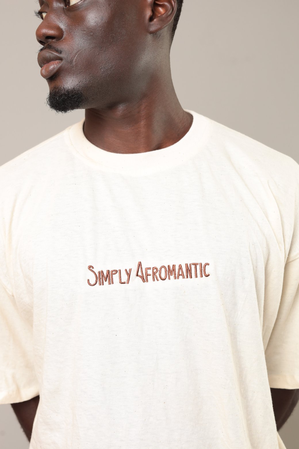 Tshirt brodé "Simply Afromantic" Ecru - SOKOLATA CLOTHING