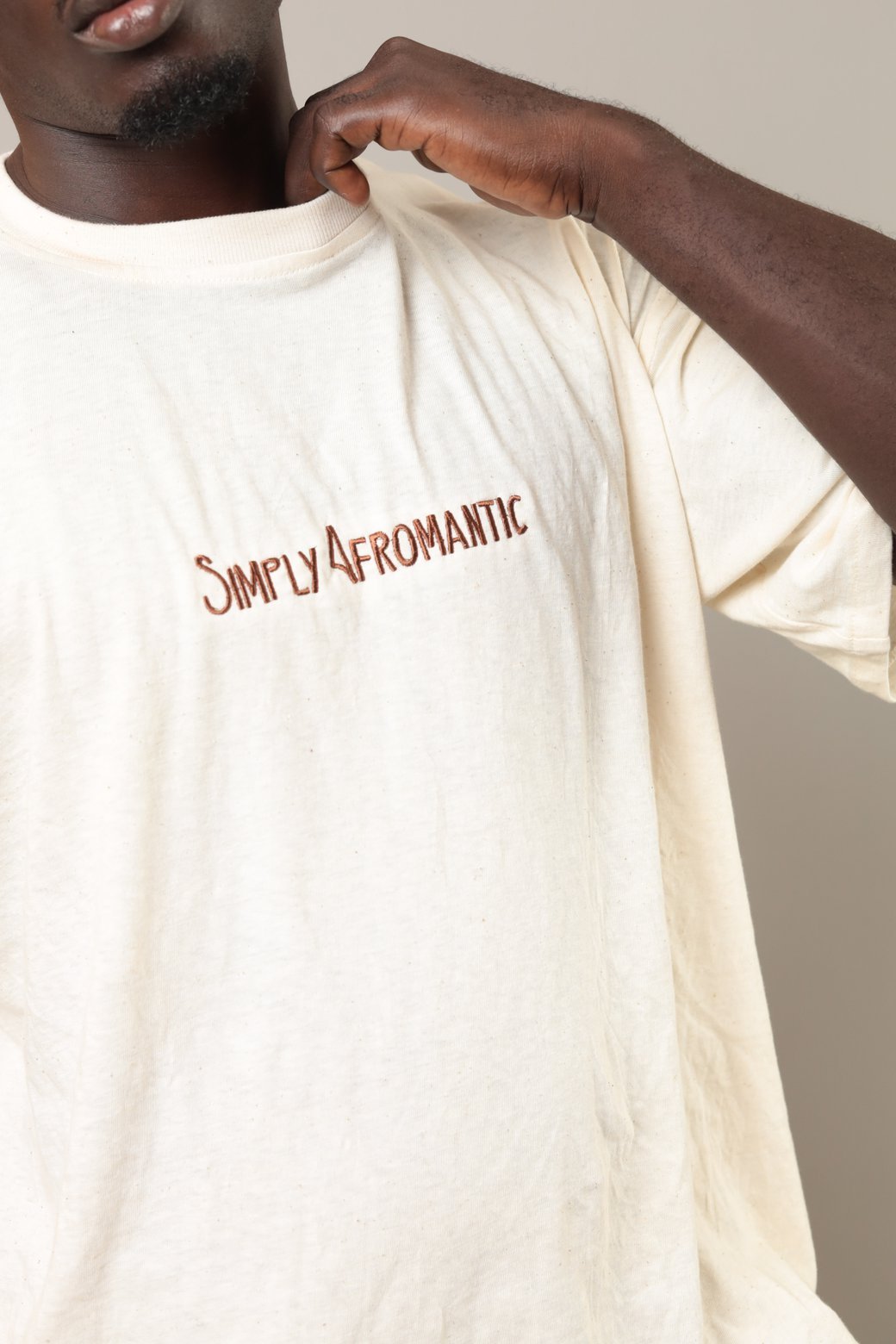 Tshirt brodé "Simply Afromantic" Ecru - SOKOLATA CLOTHING